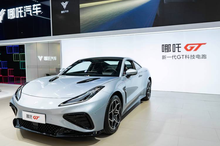 广州138哪吒汽车在智能汽车领域的表现，领途汽车在新能源汽车市场中的影响力